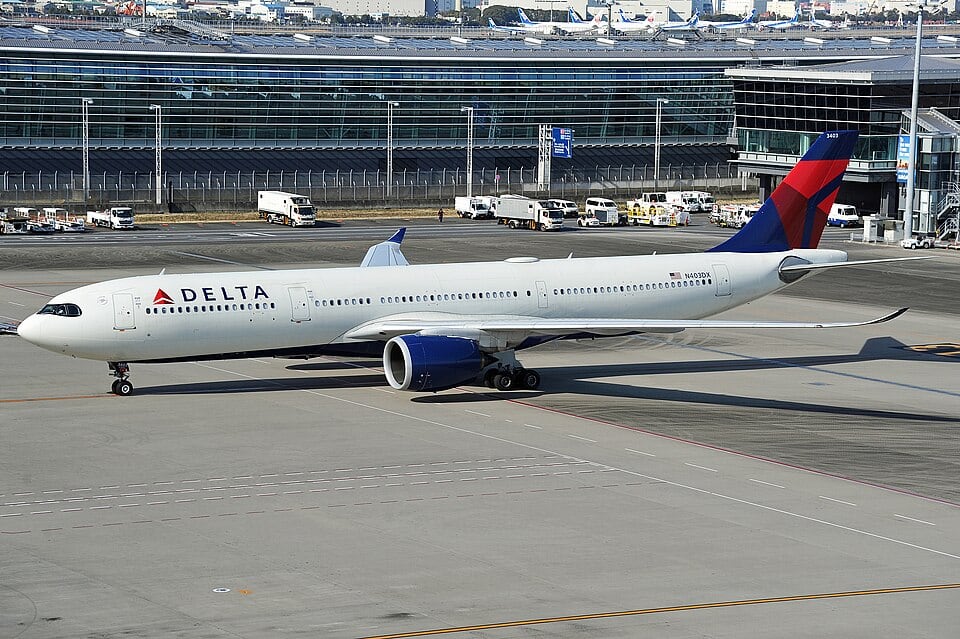 Voo de Nova York para Israel é evacuado devido a uma ameaça de bomba após pousar em Tel Aviv